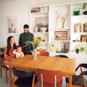 長女とダイニングで。食卓は〈ヒューゴー・トロエッツ〉でニールス・ヨンソンがデザイン。カイ・クリスチャンセンの黒い椅子はスウェーデンのオークションで購入。卓上の花瓶はスンダ作。