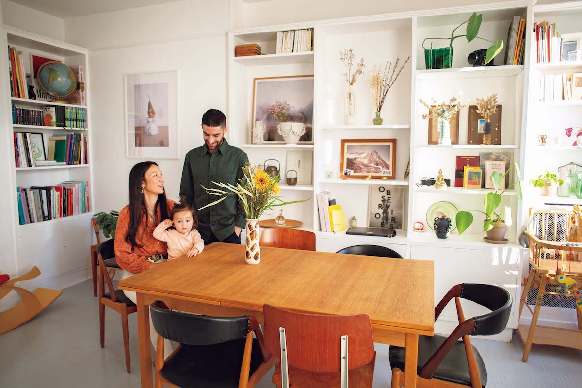 長女とダイニングで。食卓は〈ヒューゴー・トロエッツ〉でニールス・ヨンソンがデザイン。カイ・クリスチャンセンの黒い椅子はスウェーデンのオークションで購入。卓上の花瓶はスンダ作。 長女とダイニングで。食卓は〈ヒューゴー・トロエッツ〉でニールス・ヨンソンがデザイン。カイ・クリスチャンセンの黒い椅子はスウェーデンのオークションで購入。卓上の花瓶はスンダ作。