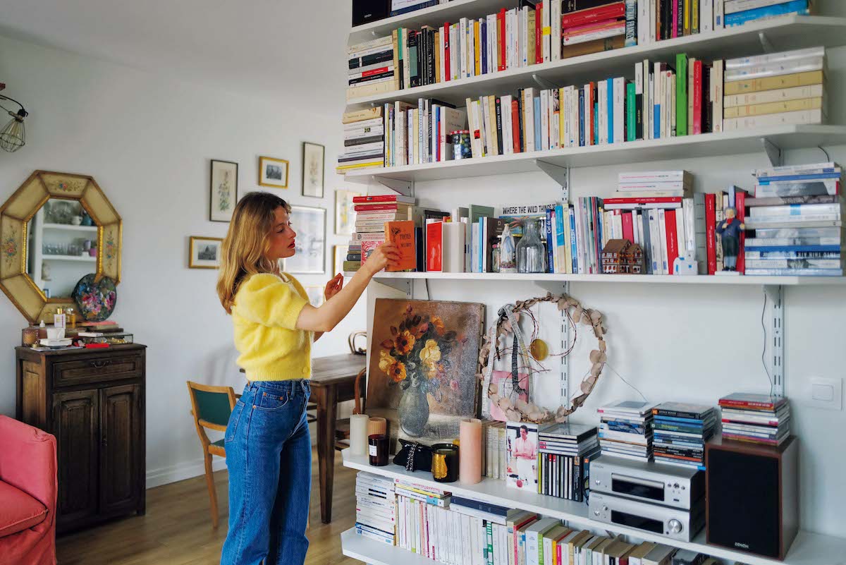〈ヨレーヌ・パリ〉代表、カミーユ・ヨレーヌさんのパリの住まいへ。ブロカントの家具を飾る田舎の家のような佇まい。