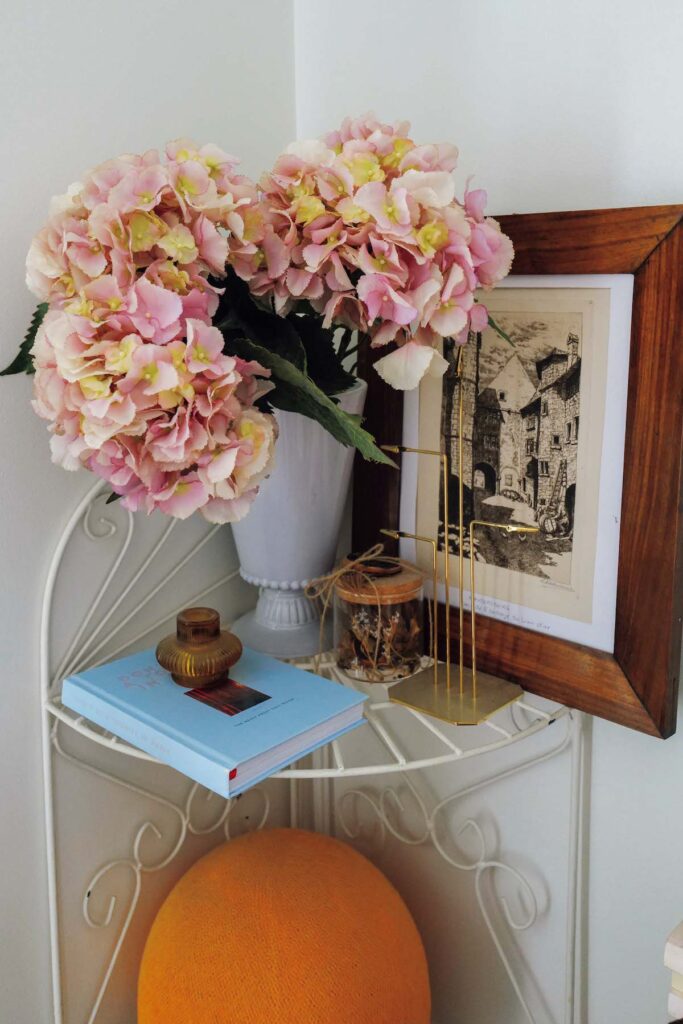 寝室のコーナー。〈アスティエ・ド・ヴィラット〉の花瓶に紫陽花を生けて。