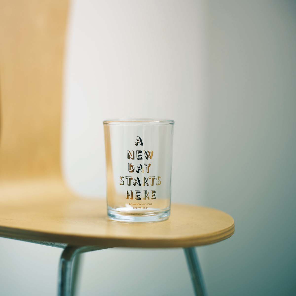〈ビー ア グッド ネイバー コーヒー キオスク〉 クリサ オリジナルグラス 250㏄￥1,320 (ビー ア グッド ネイバー コーヒー キオスク ☎03‒6274‒8411) | 遠藤：東京・千駄ヶ谷にあるコーヒースタンドのオリジナルタンブラー。メキシコ製の肉厚なガラスが他にはない個性を放つ。「以前はこの店でコーヒーを買うと『A NEW DAY STARTS HERE』と書かれたシールがカップに貼られていて、この言葉が好きで。同じ文言が入ったタンブラーを見つけたときは、嬉しくて即買いしました。グラスも厚手で安心感があって、ラフに使えるのもいい。言葉の意味も含め、朝いちばんに水を飲むのに最適です」。250㏄￥1,320（ビー ア グッド ネイバー コーヒー キオスク ☎03‒6274‒8411）