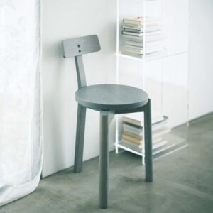 〈グッド エイティーパーセント〉パー チェア | オモムロニ。：100％じゃなくて80％がちょうどいい、がブランドコンセプト。オリジナルの家具「Per」シリーズは、池田美祐と倉島拓人によるユニットM&Tがデザインし、佐賀県の平田椅子製作所が作製。天然オイルで仕上げ、木目を生かした塗装に。スタッキングも可能。「ふだんは荷物置きなどに使い、来客時の椅子が足りないときにも活躍。3本脚だけど心もとないわけでもなく、背もたれがあるので、いかにもな簡易椅子にならない。少し個性があるのが〝ちょうどいい〞」。［W38.7×H65.5㎝］￥38,500（アクタス ☎03‒5269‒3207）