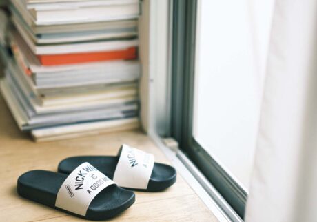 〈ニック ホワイト〉オリジナルシャワーサンダル | 山藤：主にミッドセンチュリー期の家具や雑貨を扱う、東京・青山にあるインテリアショップのオリジナルサンダル。シャワー用だが、ベランダにも、ルームシューズとしても使える。「外に置いたままのベランダサンダルは、陽にさらされて色も褪せるので、消耗品と割り切ってその時々の気分で気になったものを購入します。機能性を重視して、スポーツブランドやアウトドアブランドのものを選ぶことが多いですが、こんなふうにシンプルな中にもちょっとした遊び心があるタイプが好みです」。￥3,960（ニック ホワイト ☎03‒3407‒3110）