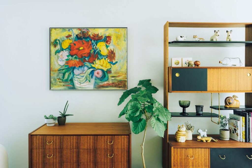書斎に飾ったのは夫の祖父が1952年に描いた絵画。ここにもフィカスや、多肉植物、お気に入りのリサ・ラーソンのオブジェも並ぶ。キャビネットは〈G-PLAN〉。