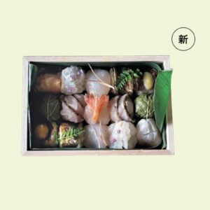 『オトトジェット』の手毬寿司 15個入り 3650円。▽京都市北区紫野石龍町39‒1 ☎なし 12時〜19時 水休 予約はInstagram@ototojet.menuのＤＭにて。 | 『オトトジェット』の手毬寿司 15個入り　3650円
▷京都市北区紫野石龍町39‒1 ☎なし 12時〜19時 水休　予約はInstagram@ototojet.menuのＤＭにて。