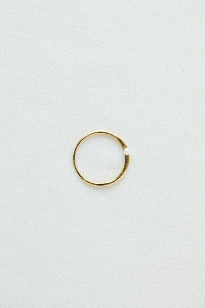 〈shuo ×FOOD FOR THOUGHT〉のコラボレーションにより生まれたリング。三日月のような優しいフォルムの指輪に、小ぶりなパールをあしらった日常使いしやすいデザイン。