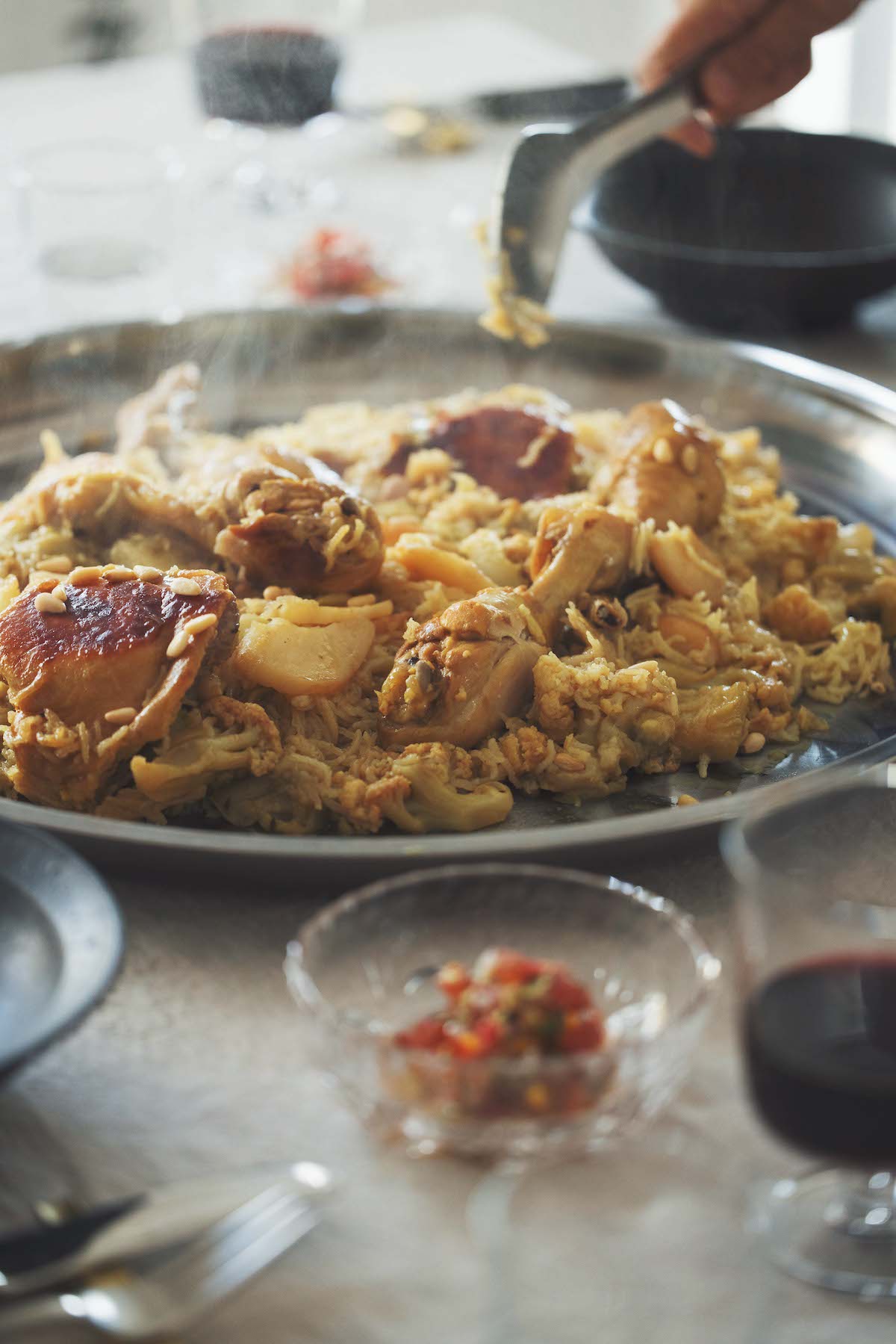 鶏肉はスプーンをあてるとほろほろとほぐれるほど軟らかくなる。じゃがいもにはとろみが。直径50㎝ほどある (！) マクルーバ専用の大皿は現地で購入し、持ち帰った。 | 鶏肉はスプーンをあてるとほろほろとほぐれるほど軟らかくなる。じゃがいもにはとろみが。直径50㎝ほどある（！）マクルーバ専用の大皿は現地で購入し、持ち帰った。