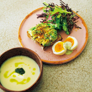 アボカドトーストは朝の定番メニュー。オイルやデュカで、味はもちろん見た目もアクセントに。 アボカドトーストは朝の定番メニュー。オイルやデュカで、味はもちろん見た目もアクセントに。