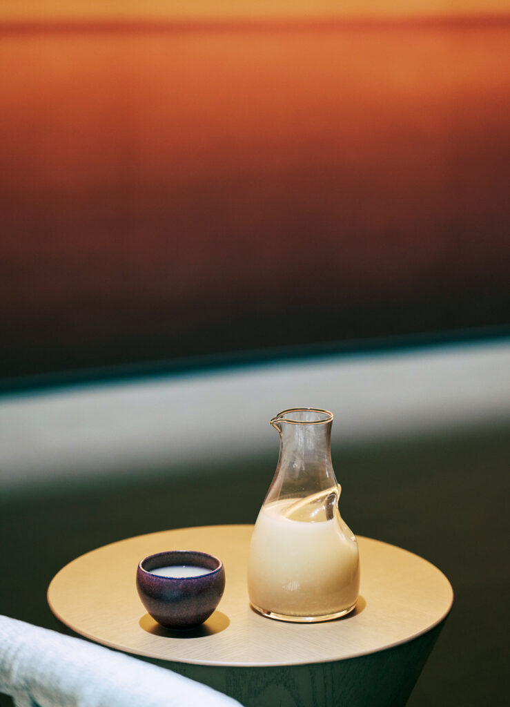温泉ラウンジでは淡路島で180年以上続く『かわばたみそ』の米麹だけで造った甘酒が供される。