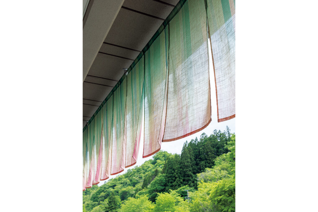 仙台の七夕まつりをイメージしたエントランスの暖簾が印象的。