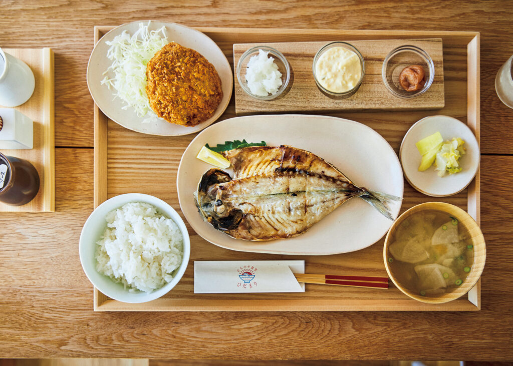 仙崎近郊で水揚げされた魚に惚れ込み移住してきたオーナーが作った干物を提供。山口県北浦産あじ一夜干しとサワラメンチカツの定食、あさなぎ￥1,280。