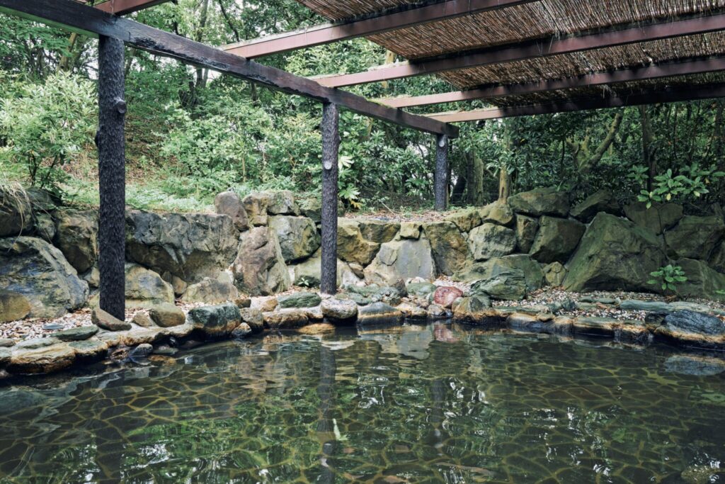敷地内に湧く「南淡温泉」を岩風呂の露天風呂と大浴場で満喫できる。サウナも併設されており、体も心もほぐれる。