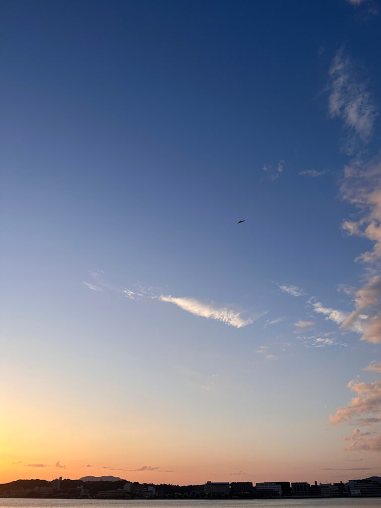 沈みゆく夕日も好きですが、沈んだあとにその名残がまだ空に残っているこの景色も好きです。夕日はどこでも見られるのに、旅先では特別に感じてしまいます。