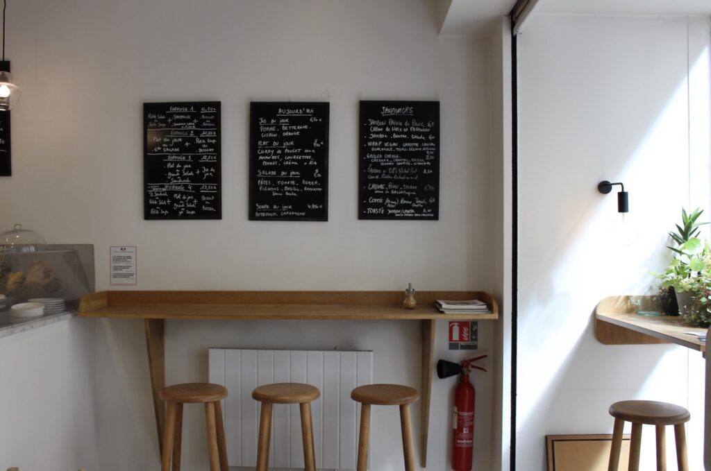 『スクープ』は朝からオープンしているコーヒーショップ。イートインスペースは店内奥にも。サンドイッチはランチタイムでの提供。