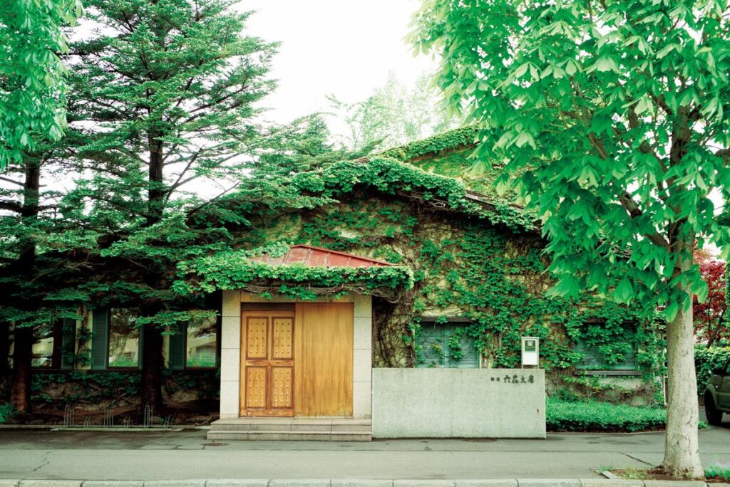 蔦が絡まるクラシックな建物は、かつて〈六花亭〉の店舗として使われていたもの。