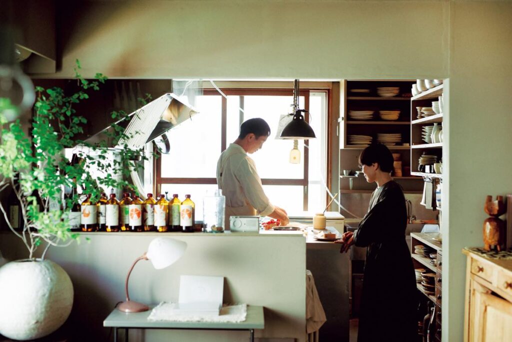 小野城碁さんと理恵子さんが切り盛りする店はゆったりした間隔でテーブルが置かれ、半個室も。