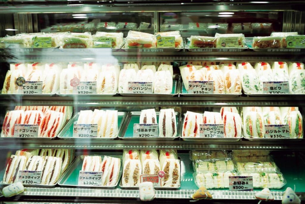 24時間営業のサンドイッチ店『サンドリア』（中央区南8条西9−758−14）。イカカツサンド（￥330）など種類豊富。