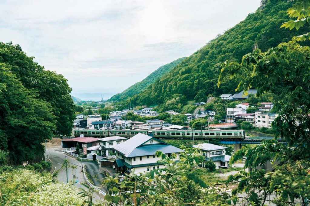 JR仙山線が走り抜けるのは、「山寺」として知られる宝珠山立石寺のふもと。