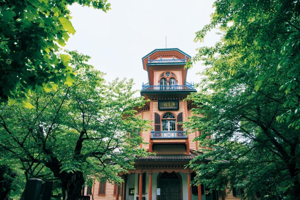 明治11（1878）
年、県立病院として建設された『山形市郷土館（旧済生館本館）』（霞城町1−1）は、宮大工たちが西洋を模した”擬洋風建築”。