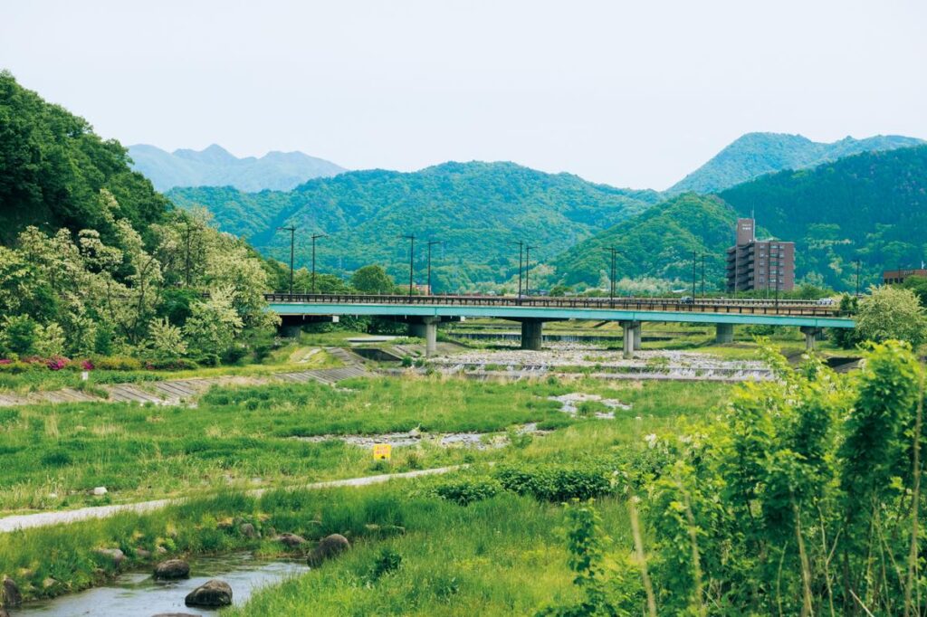 山形市内を流れる馬見ヶ崎川。上流に重なる山々に、盆地であることを実感する。