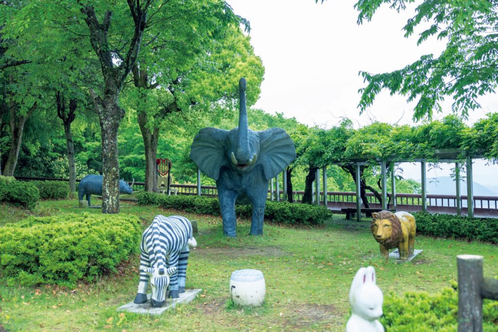 滋賀・奥琵琶湖で聖なる水辺を歩く旅。後編 | 奥琵琶湖パークウェイの『つづら尾崎展望台』には、さまざまな動物や恐竜のモニュメントがある『どうぶつの森』が。