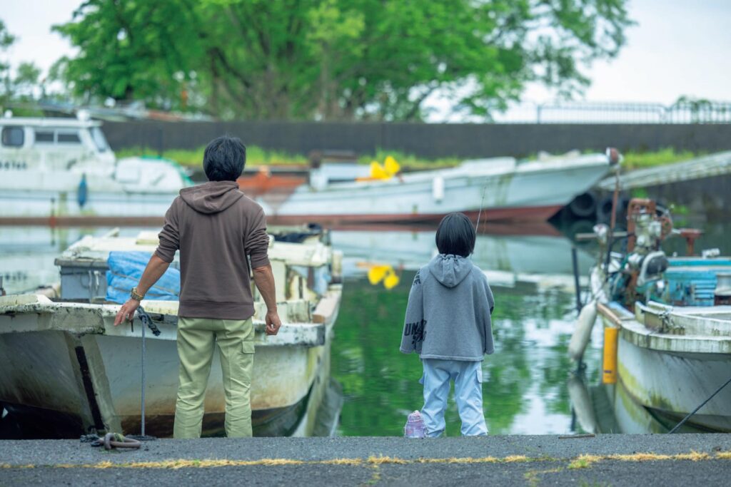 滋賀・奥琵琶湖で聖なる水辺を歩く旅。後編 | 長浜市の大浦漁港で釣りをしていた父娘。ちょうどブルーギルを釣り上げたところに遭遇した。