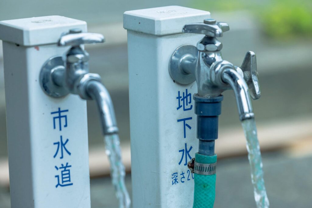 滋賀・奥琵琶湖で聖なる水辺を歩く旅。後編 | 針江には、集落の地下水と水道の水を飲み比べできる場所がある。地下水は水道水に比べて丸みがあり、やわらかかった。なお、針江は観光地ではなくあくまでも生活の場なので、見学の際は必ず「針江生水の郷委員会事務所」（https://harie-syozu.jp）にガイドを依頼すること。