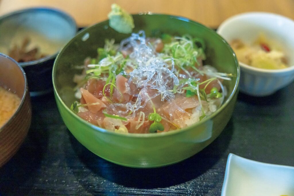 滋賀・奥琵琶湖で聖なる水辺を歩く旅。後編 | 『お魚とお酒 うはる』（高島市今津町名小路2−7−1）の「バラちらし風宝箱丼」（￥950）。ほか、琵琶湖の漁師による運営のため湖魚メニューも豊富。