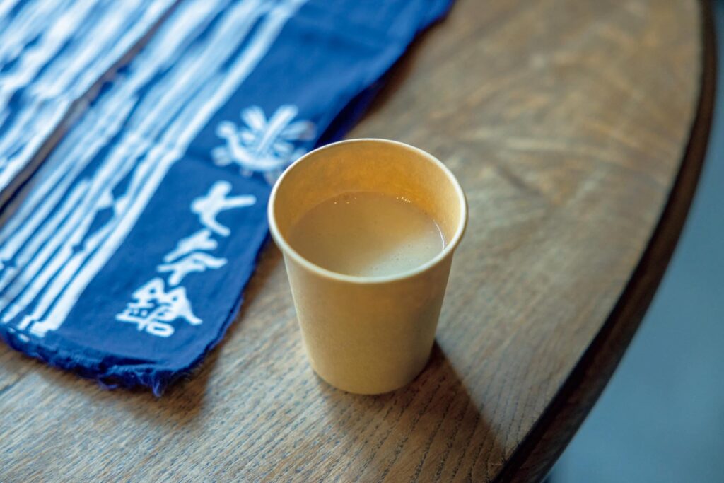 滋賀・奥琵琶湖で聖なる水辺を歩く旅。後編 | 『冨田酒造』の店頭で味わえる甘酒（￥300）が歩き疲れた体に染み渡る。