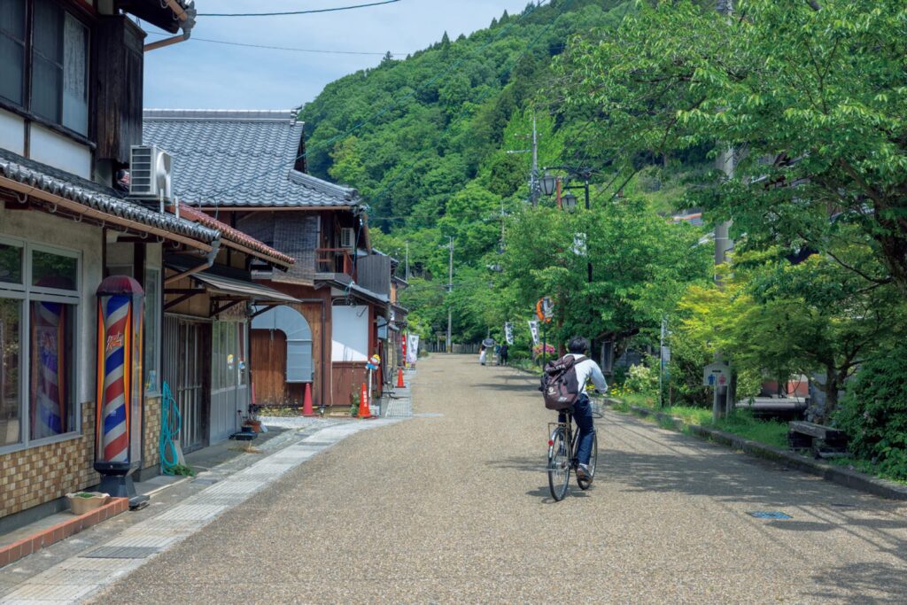 滋賀・奥琵琶湖で聖なる水辺を歩く旅。後編 | 醒井宿は、静かでこぢんまりとした中山道の宿場町。