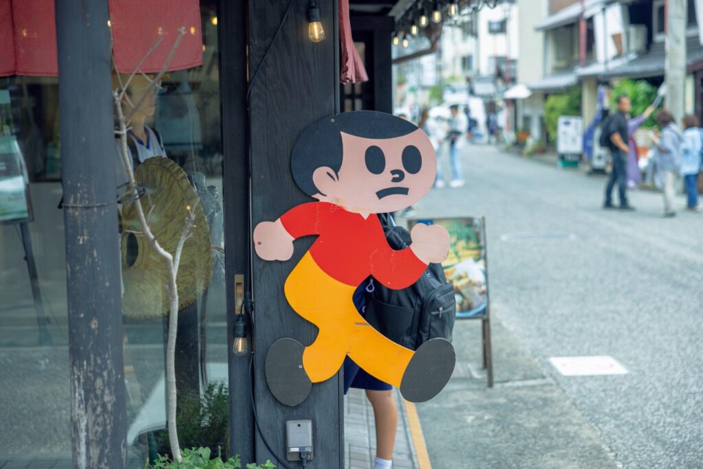 滋賀・奥琵琶湖で聖なる水辺を歩く旅。後編 | 全国でも見られるようになった通称「飛び出し坊や」は近江が発祥の地。長浜市の『黒壁スクエア』で見かけたこの子はオーソドックスなスタイル。