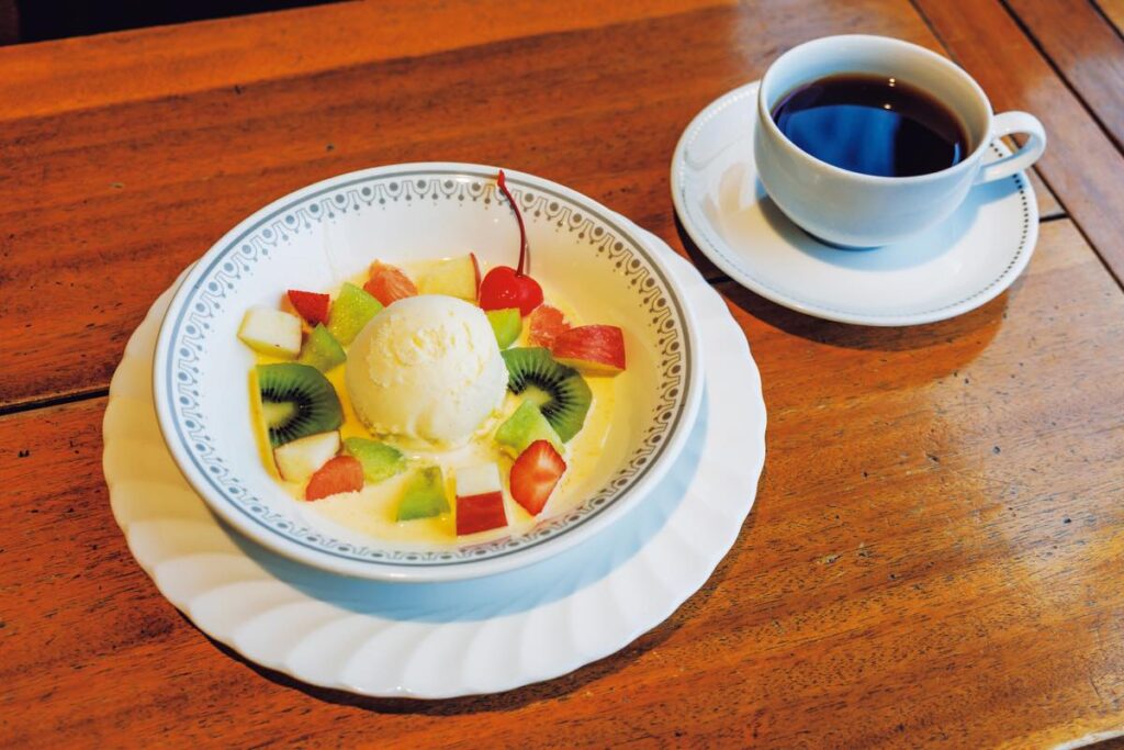 老舗和菓子店『くつわ堂総本店』（片原町1−2）の喫茶。名物スイーツ、生クリームを使った自家製サバヨンクリーム￥935。