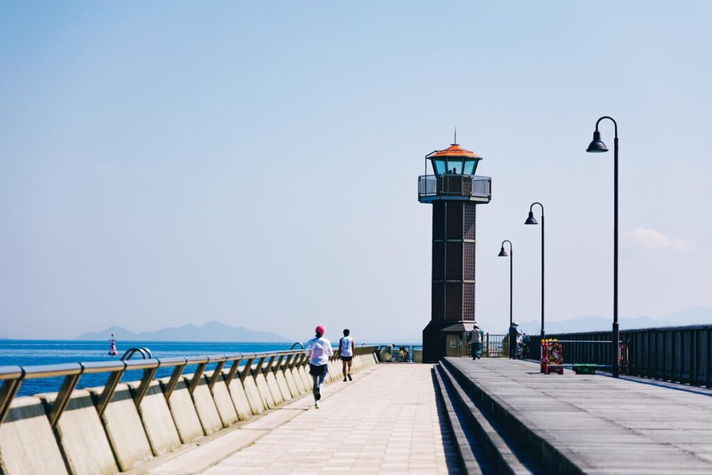 高松港から海へのびる防波堤。その先端に赤いガラス灯台があり、せとしるべの愛称で呼ばれている。谷さんの散歩道。