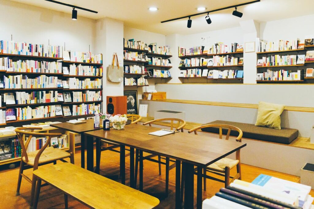 『本屋ルヌガンガ』（亀井町11−13）では購入した本を店内でも読める。