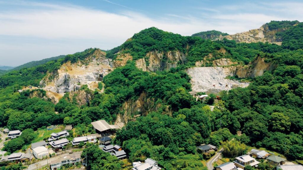 山肌にある庵治石の採掘場。庵治石の採掘・加工は分業で行われる。