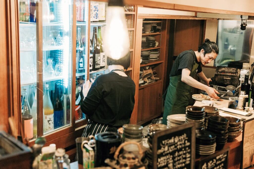 料理人の深田裕之さんと妻・佳代さんが二人三脚で切り盛りする。日本酒も豊富。