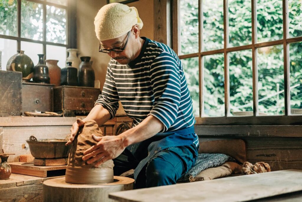 5代目の尾野友彦さん。明治10年の開窯以来150年近く続く窯元を率いる。