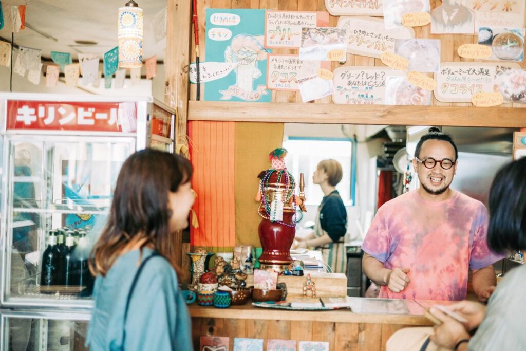 世界各地の料理を楽しめるカフェ『Green’s Baby』（殿町204）店主の柏井さん。