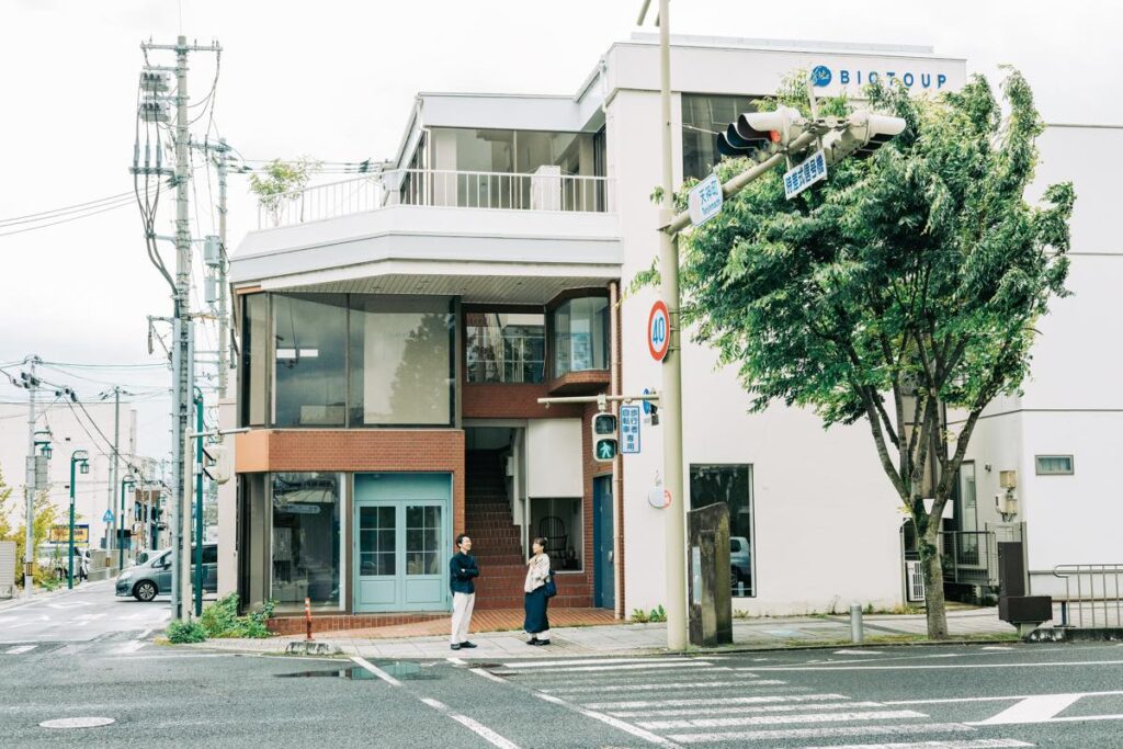 太田さんが料理教室を開くシェアスペース『ビオトウプ』（天神町17−1）でオーナーの福森拓さんと。夏に向かってコーヒースタンドやワインショップがオープン。松江の新たなハブになる予感。