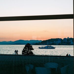 Landscape_刻一刻とうつろう宍道湖の夕暮れに旅人も住む人も、鮮やかに染まりゆく。