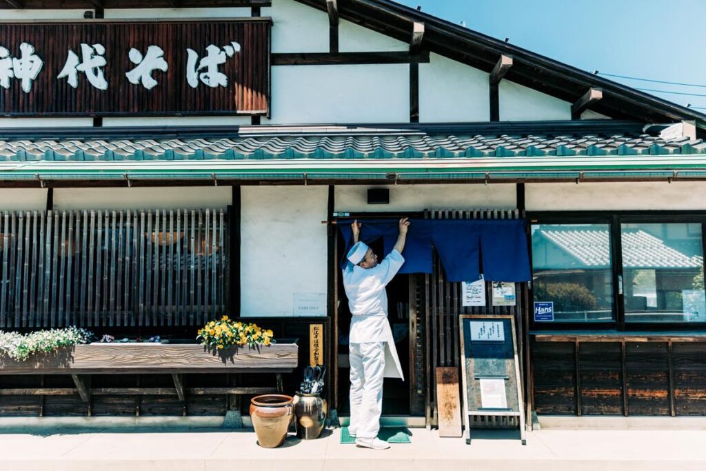 店主の佐藤博志さん。