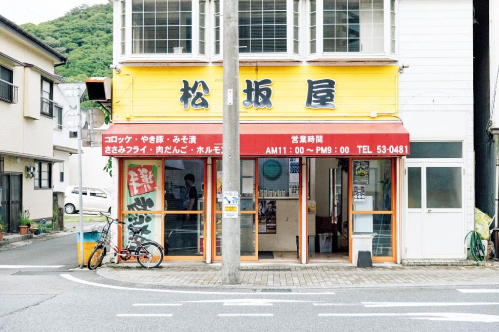 ひっきりなしに客が訪れる、黄色い看板が目を引く『松坂屋』。コロッケ（￥80）は、特に学生に人気。