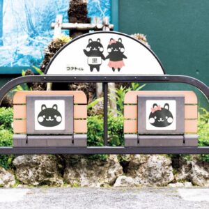 奄美市公式キャラクターのコクトくんとロビンちゃんが描かれたベンチ。