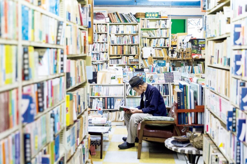 奄美に関する書籍の品揃えは日本一。書店『あまみ庵』（名瀬港町10−1）。