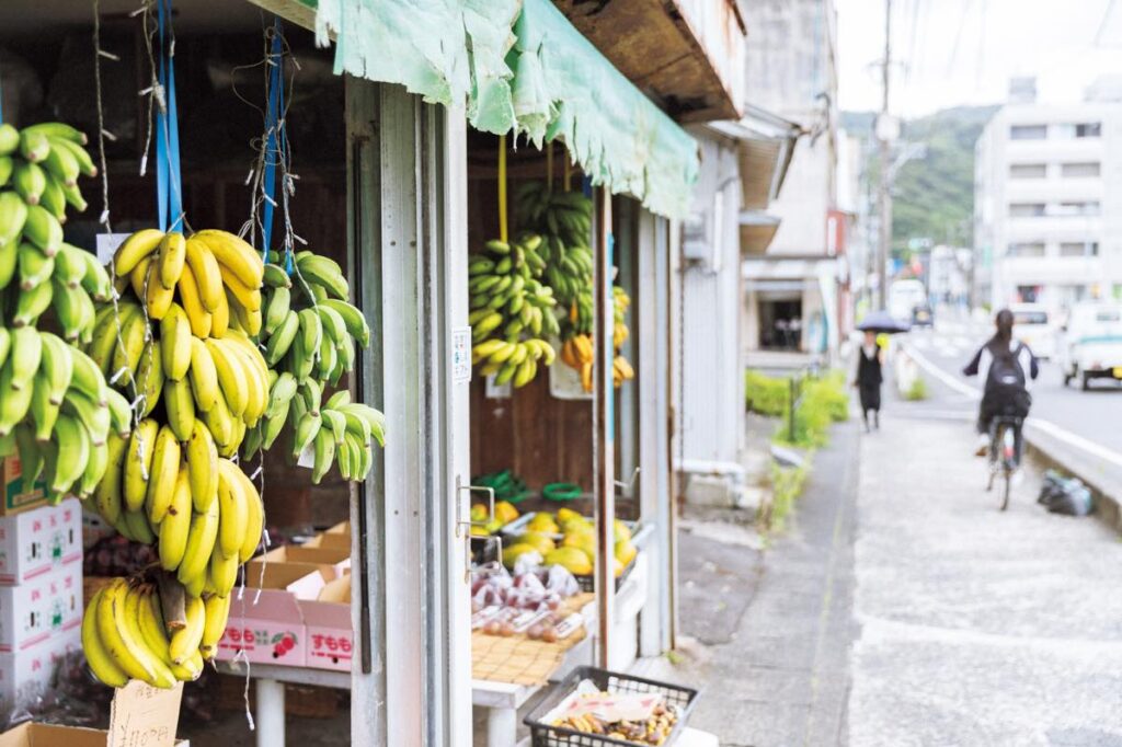 島の旬のフルーツが並ぶ『元治青果店』（名瀬永田町9−3）。お土産に。