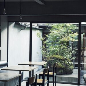 ネオ喫茶店『小川珈琲 堺町錦店』で育まれる、自然の営み。