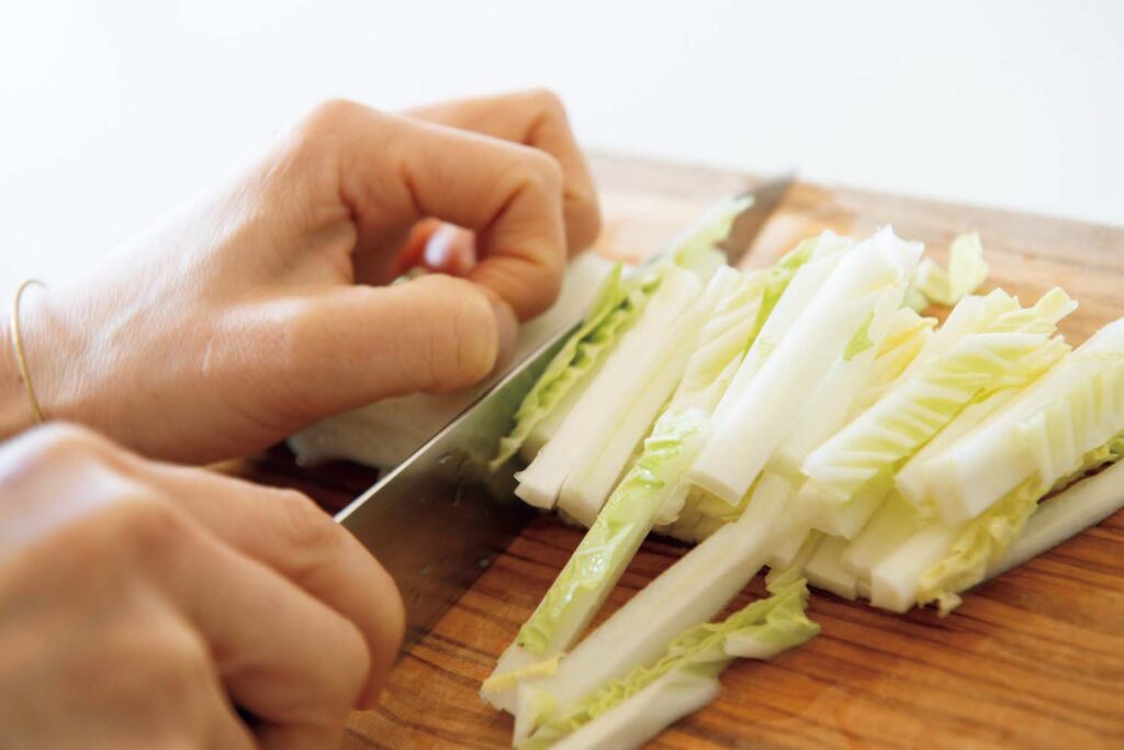 01のカブと同様に、ボウルを振りながら白菜と調味料をまんべんなく合わせる。