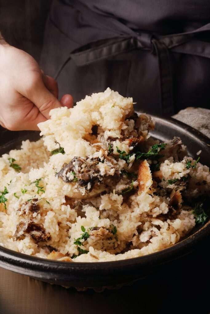 レストランでは、北軽井沢ならではの豊かな食材を盛り込んだ朝食やディナーが楽しめる。こちらは土鍋の炊き込みご飯。