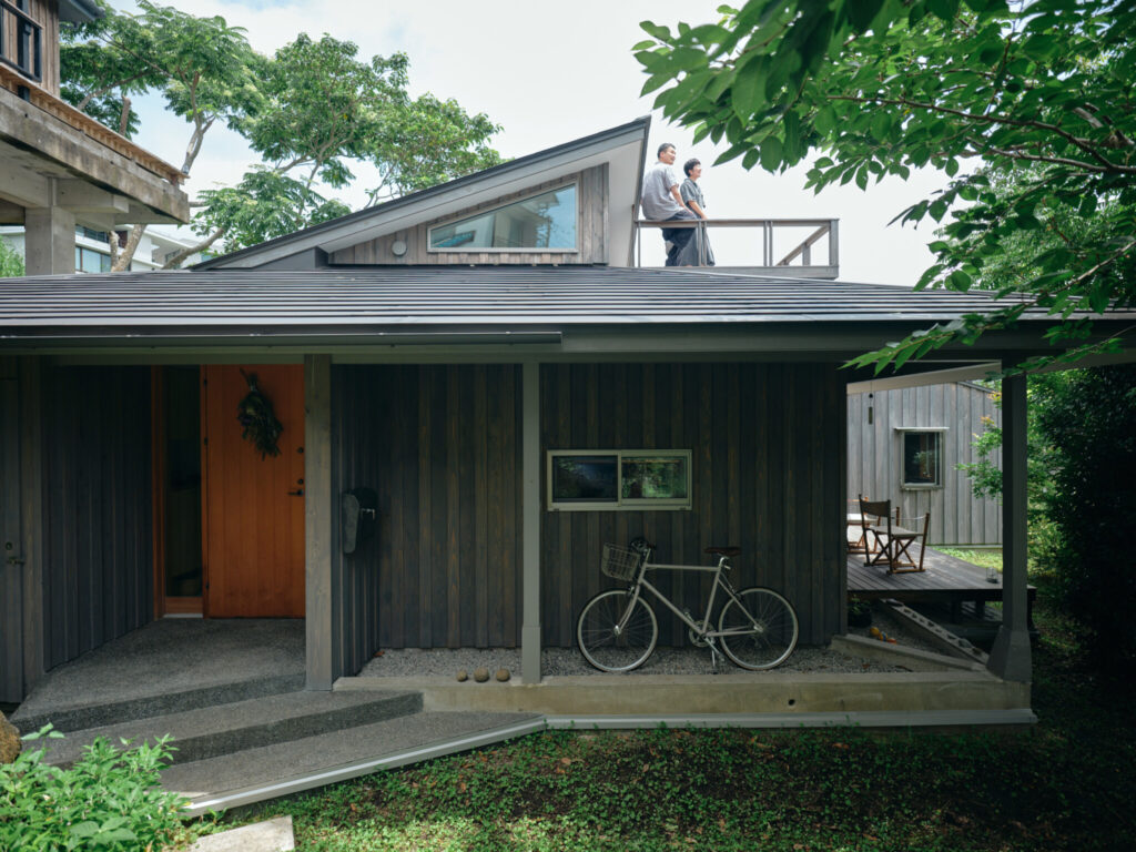 建築当初のままの特徴的な屋根には、海を見渡せる物見台を設置。「ここでぼうっと過ごすのが至福。住まいで感じる心理的な広がりが全然違います」