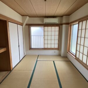 実家を出て、これから住む部屋。どんな部屋に育てていこうか全然決まっていませんが、椅子は必ず良いものを買いたいと思っています。